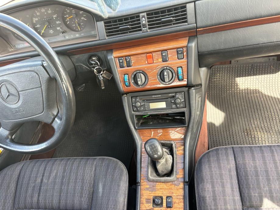 Mercedes-Benz E-klasa 200 D, fotografija 10