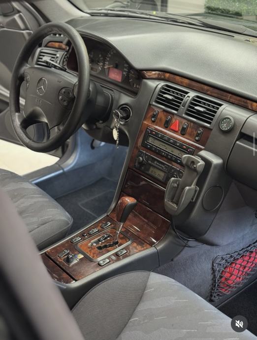Mercedes-Benz E-klasa 220 automatik, fotografija 4