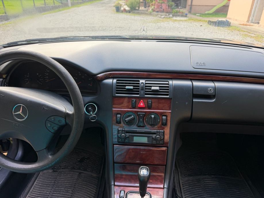 Mercedes-Benz E-klasa 220 automatik, fotografija 5