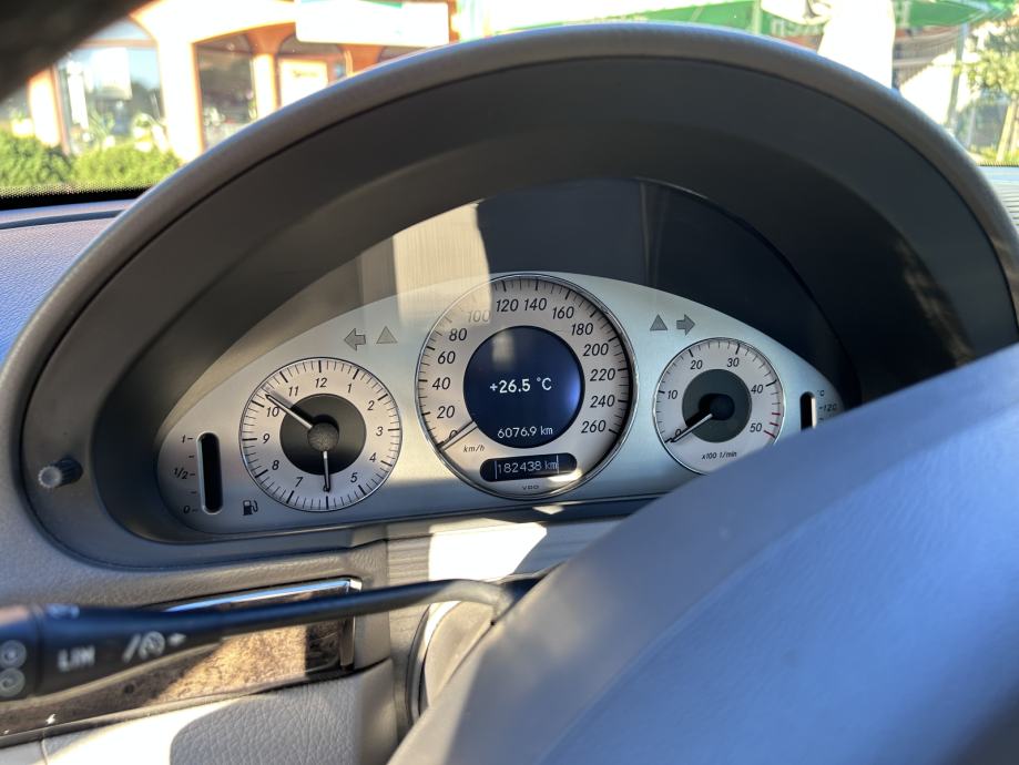 Mercedes-Benz E-klasa W211 270 CDI automatik 182000km AVANTGARDE, fotografija 12