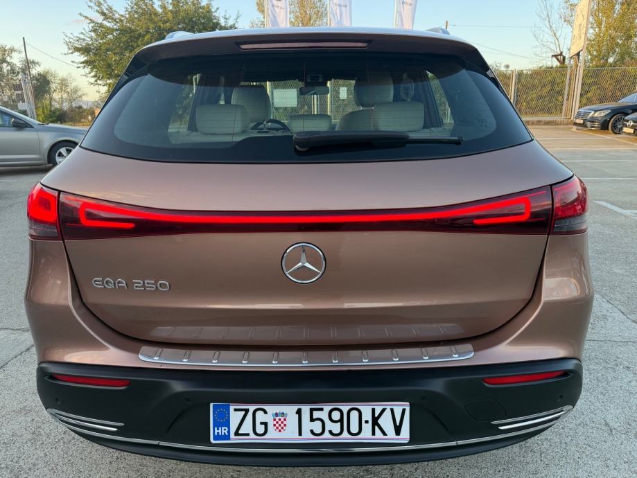 Mercedes-Benz EQA 250 2021g prodajem....., fotografija 6