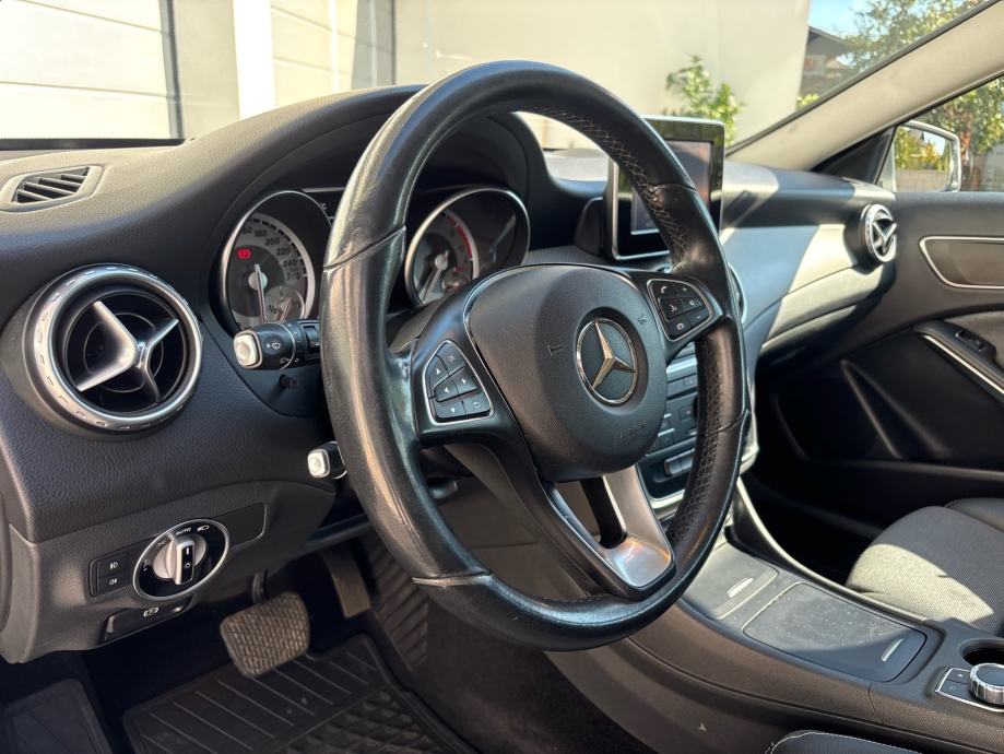 Mercedes-Benz GLA 200 d automatik •Urban• HR Auto• 1. Vlasnik, fotografija 11