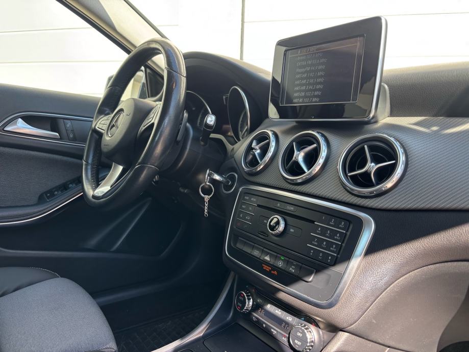Mercedes-Benz GLA 200 d automatik •Urban• HR Auto• 1. Vlasnik, fotografija 15