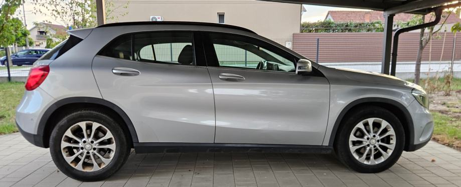 Mercedes-Benz GLA 200, registriran do VIII / 2027., fotografija 4