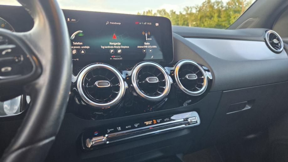 Mercedes-Benz GLA 250e plug in hibrid,TOP stanje,bez prepisa,garancija, fotografija 10