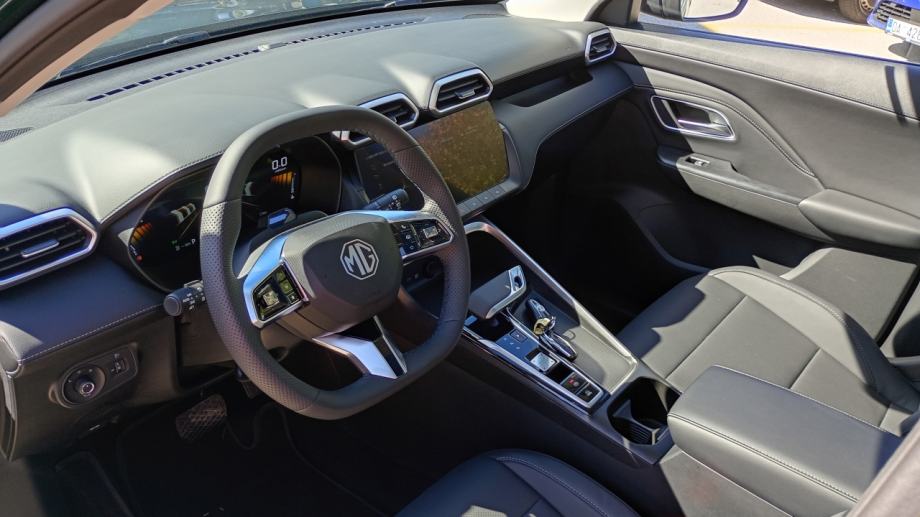 MG ZS 1,5 Hybrid+ Luxury Panorama ! Zimske gume Continetal na poklon!, fotografija 12