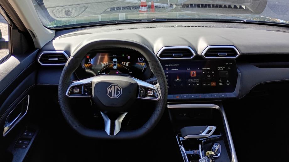 MG ZS 1,5 Hybrid+ Luxury Panorama ! Zimske gume Continetal na poklon!, fotografija 14