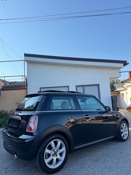 MINI Cooper D *AUTOMATIK*PANORAMA*XENON*NAVI*VELIKI+MALI SERVIS!, fotografija 5