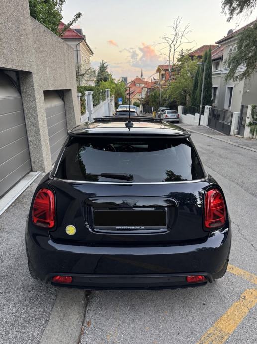 MINI Cooper SE 135kw-2023- panorama-HUD-Harman Kardon, fotografija 2