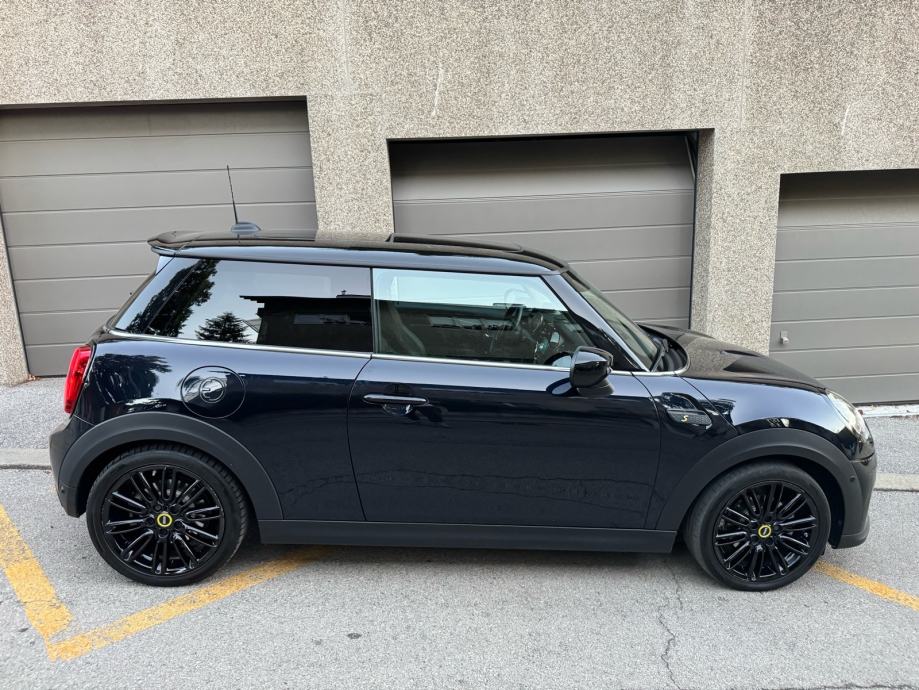 MINI Cooper SE 135kw-2023- panorama-HUD-Harman Kardon, fotografija 5