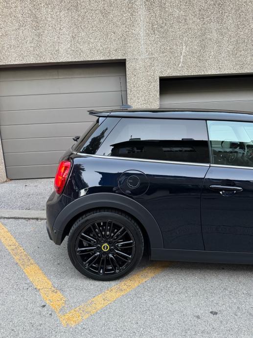 MINI Cooper SE 135kw-2023- panorama-HUD-Harman Kardon, fotografija 11