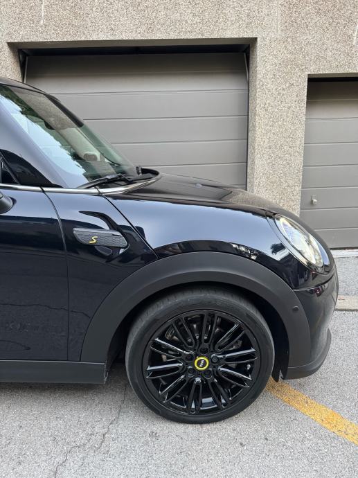 MINI Cooper SE 135kw-2023- panorama-HUD-Harman Kardon, fotografija 12