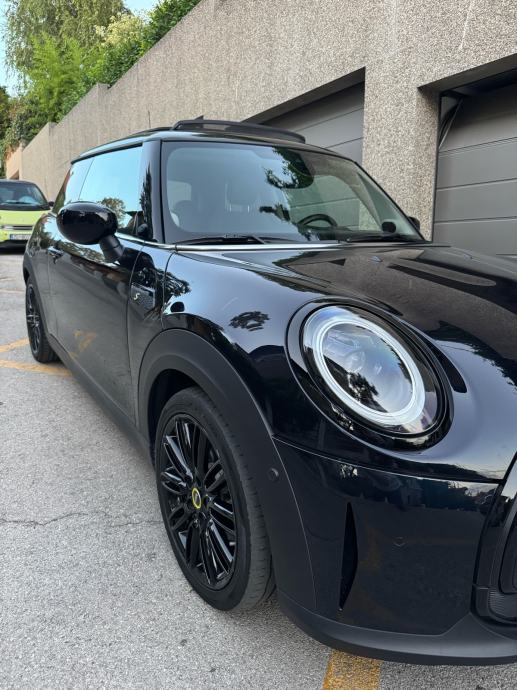 MINI Cooper SE 135kw-2023- panorama-HUD-Harman Kardon, fotografija 13