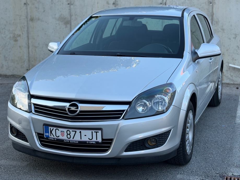 OPEL ASTRA 1,4 benzin,samo 130tkm,2012,reg 5/2027,potvrda km, fotografija 4
