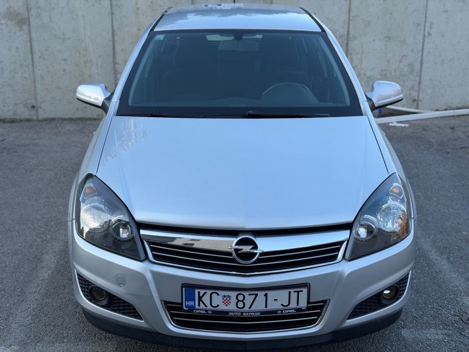 OPEL ASTRA 1,4 benzin,samo 130tkm,2012,reg 5/2027,potvrda km, fotografija 5