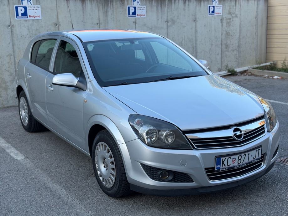 OPEL ASTRA 1,4 benzin,samo 130tkm,2012,reg 5/2027,potvrda km, fotografija 7