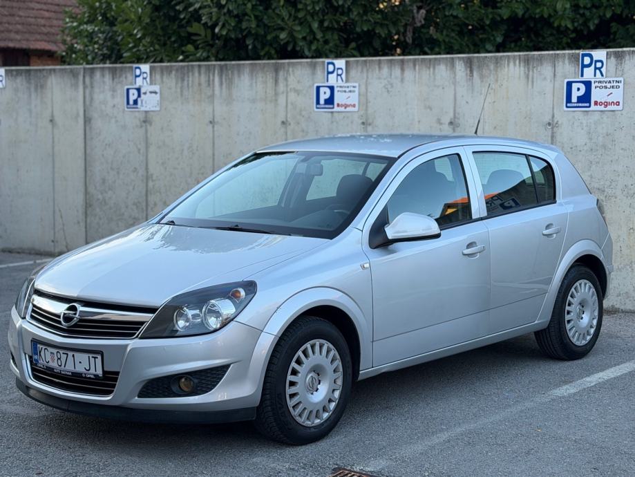 OPEL ASTRA 1,4 benzin,samo 130tkm,2012,reg 5/2027,potvrda km, fotografija 3
