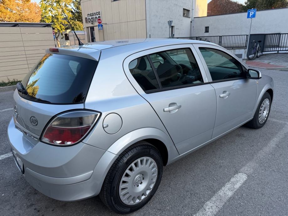 OPEL ASTRA 1,4 benzin,samo 130tkm,2012,reg 5/2027,potvrda km, fotografija 6