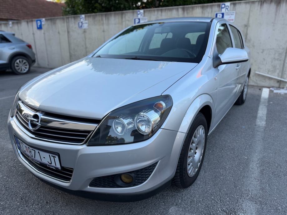 OPEL ASTRA 1,4 benzin,samo 130tkm,2012,reg 5/2027,potvrda km, fotografija 2