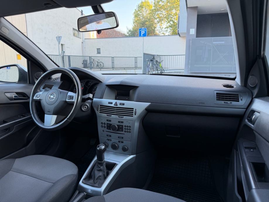 OPEL ASTRA 1,4 benzin,samo 130tkm,2012,reg 5/2027,potvrda km, fotografija 9