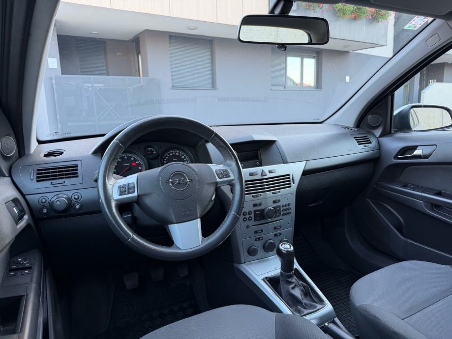 OPEL ASTRA 1,4 benzin,samo 130tkm,2012,reg 5/2027,potvrda km, fotografija 10