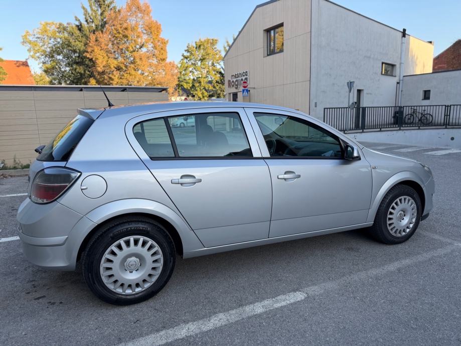 OPEL ASTRA 1,4 benzin,samo 130tkm,2012,reg 5/2027,potvrda km, fotografija 8