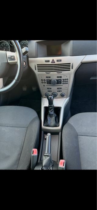 Opel Astra 1,4, fotografija 8