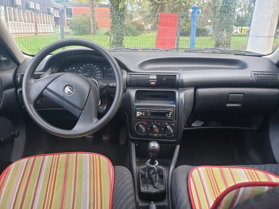 Opel Astra 1,4, fotografija 4