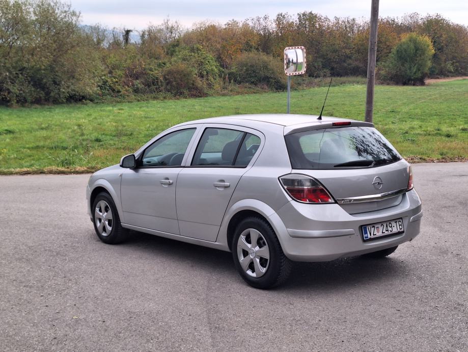 Opel Astra 1,6 16V 2011god 140tkm, fotografija 6