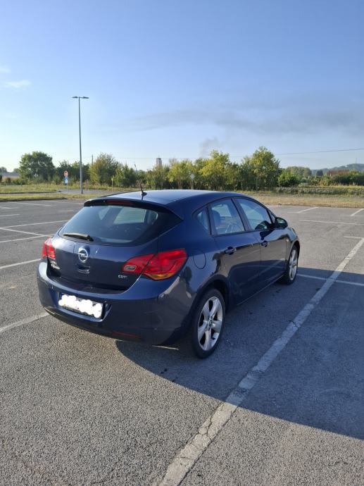 Opel Astra J 1,7 CDTI Classic, pogled izvana - slika 2
