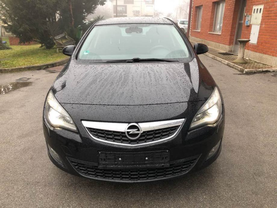 Opel Astra 1,7 CDTI navigacija ksenoni servisna knjizica