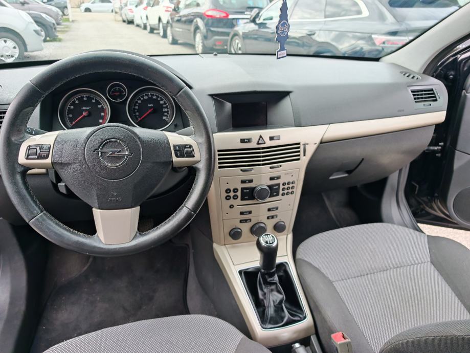 Opel Astra GTC 1,6 16V Kraj 08g, odlična, fotografija 10