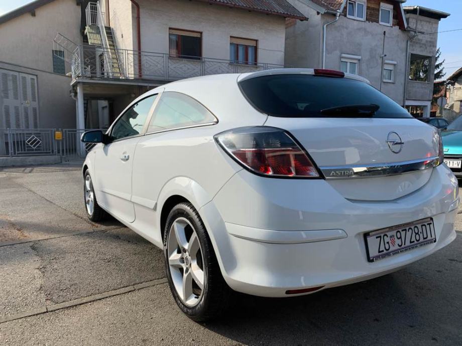 Opel astra gtc 2008