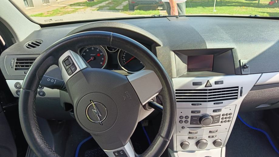 Opel Astra GTC 1,6 85kw 2009g. 1 vlasnik 118000km, fotografija 9