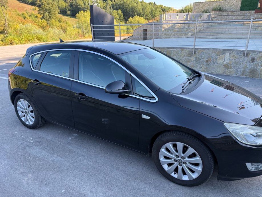 Opel Astra J 1.4, fotografija 3