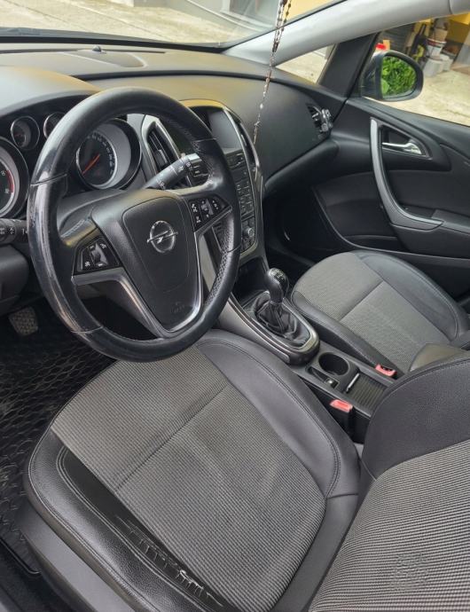 Opel Astra J 2010g, fotografija 3
