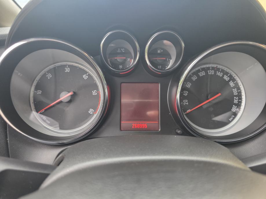 Opel Astra J 2010g, fotografija 5
