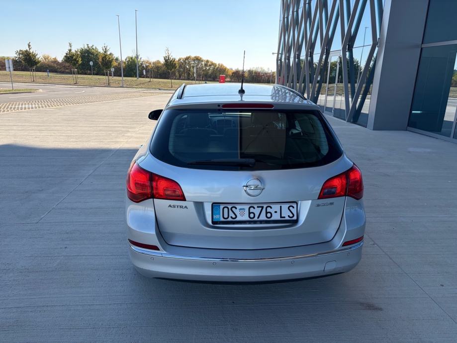 Opel Astra J Karavan 1.6 CDTI •137,000 KM•ISPIS KM•KLIMA•EURO 6•, fotografija 6