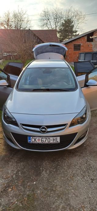 Opel Astra J Karavan Sports Tourer 2013. navi, temp, 2 seta guma, 5.5L