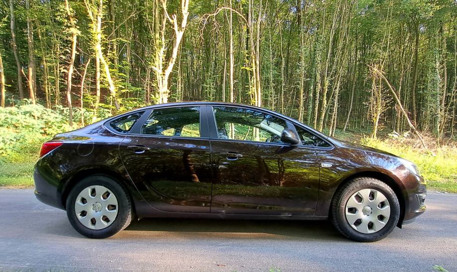 Opel Astra J Sedan 1.6 CDTI ecoFLEX, fotografija 2