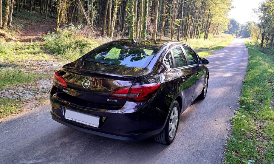 Opel Astra J Sedan 1.6 CDTI ecoFLEX, fotografija 3