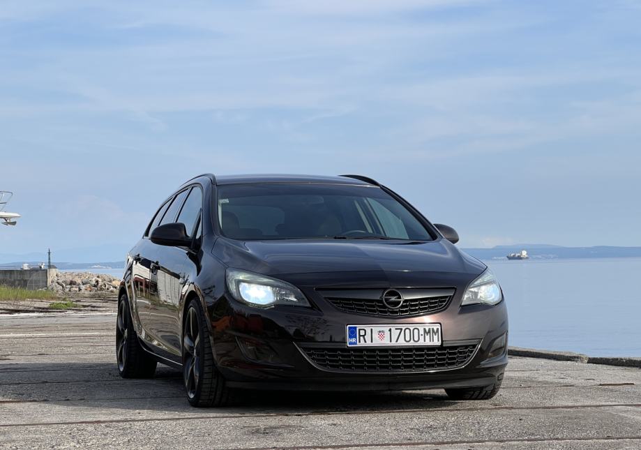 OPEL ASTRA J Phase 2 2012 Rouge MINICHAMPS 1:43 de reference 410 04