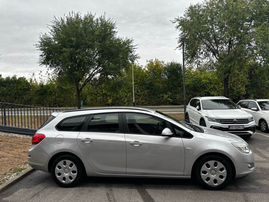 Opel Astra Karavan 1.3 CDTI Registriran godinu dana 09/2027 Klima, fotografija 4