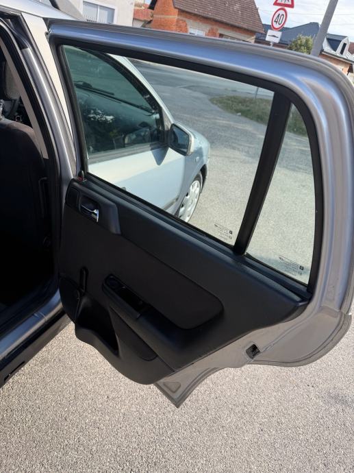 Opel Astra Karavan Caravan 2,0 DTI, fotografija 11