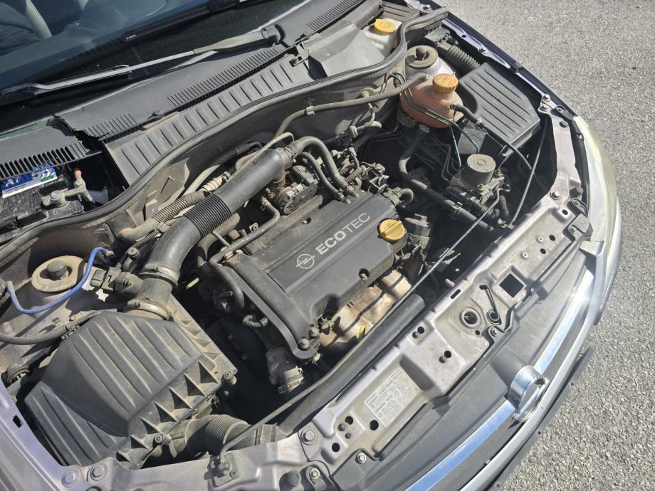 Opel Corsa 1,2 16V 2006 godina, fotografija 5