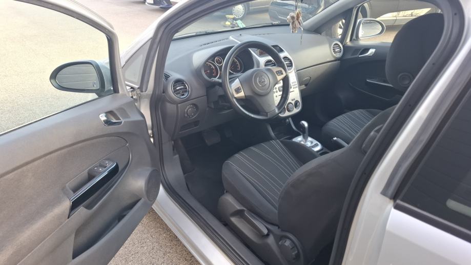 Opel Corsa 1,2 16V automatik, fotografija 9