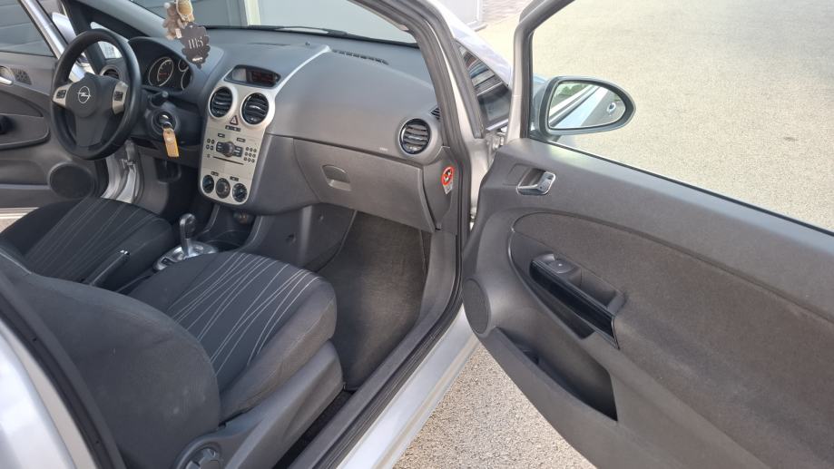 Opel Corsa 1,2 16V automatik, fotografija 10