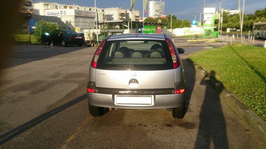 Opel Corsa 1,2 16V (VRHUNSKI!!!)