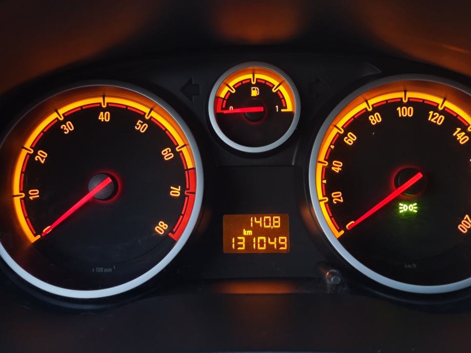 Opel Corsa 1,4 16V, alu felge, zatamnjena stakla, prvi vlasnik, fotografija 13