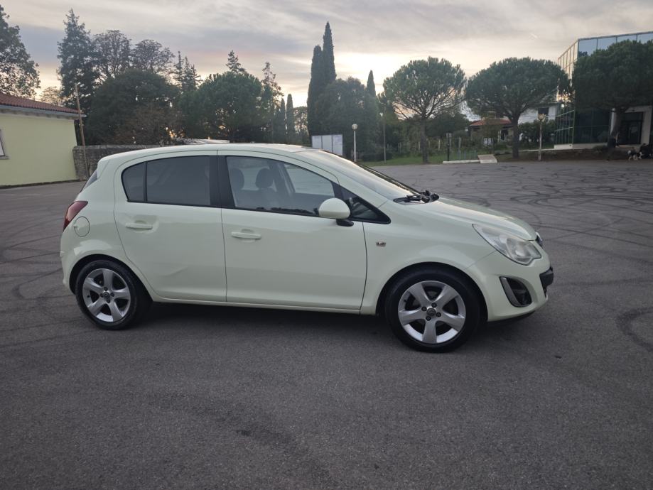 Opel Corsa 1,4 16V, alu felge, zatamnjena stakla, prvi vlasnik, fotografija 3